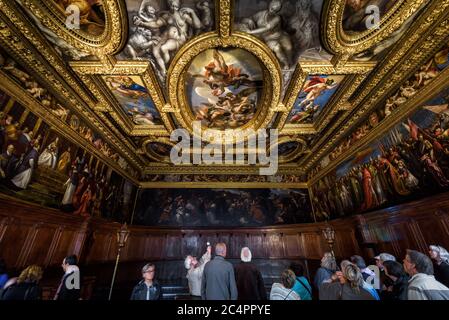 Venedig, Italien - 20. Mai 2017: Menschen im Dogenpalast`s (Palazzo Ducale) in Venedig. Es ist eine berühmte Touristenattraktion von Venedig. Luxuriöse Innenausstattung Stockfoto